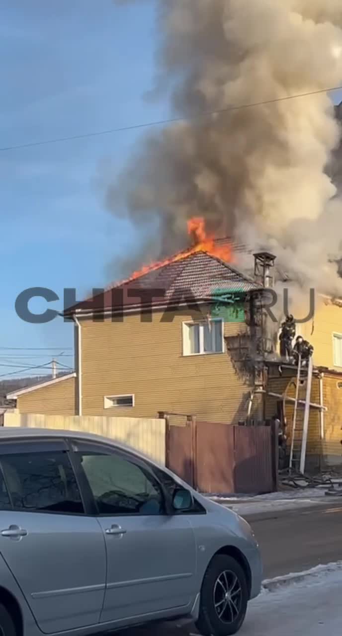 Частный дом вспыхнул рядом с общежитием ЗабГУ в Чите: видео - 9 февраля  2024 - ЧИТА.ру