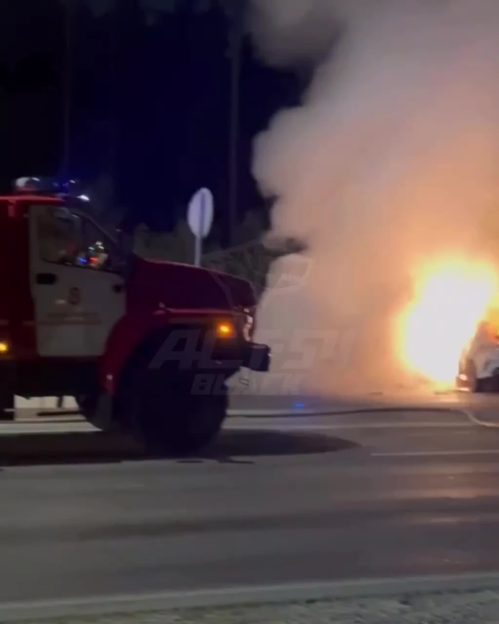 На Бердском шоссе автомобиль Lada загорелся после столкновения с фурой - 26  июня 2023 - НГС.ру