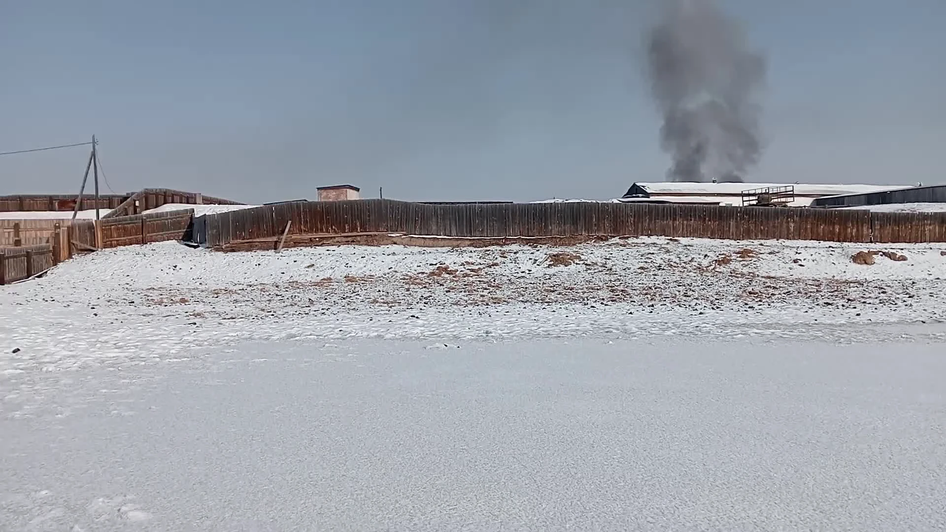 Деревня Усть-Куда оказалась затоплена из-за зимнего паводка, который  начался 18 февраля: вода дошла до местной фермы - 23 февраля 2024 -  ИРСИТИ.ру