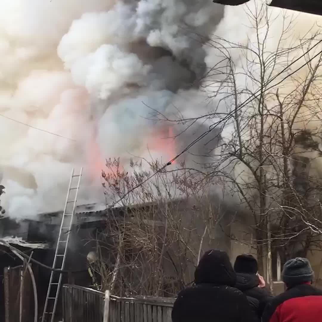 В Красноярске загорелась квартира в деревянном доме на Сурикова - 24  декабря 2020 - НГС24.ру