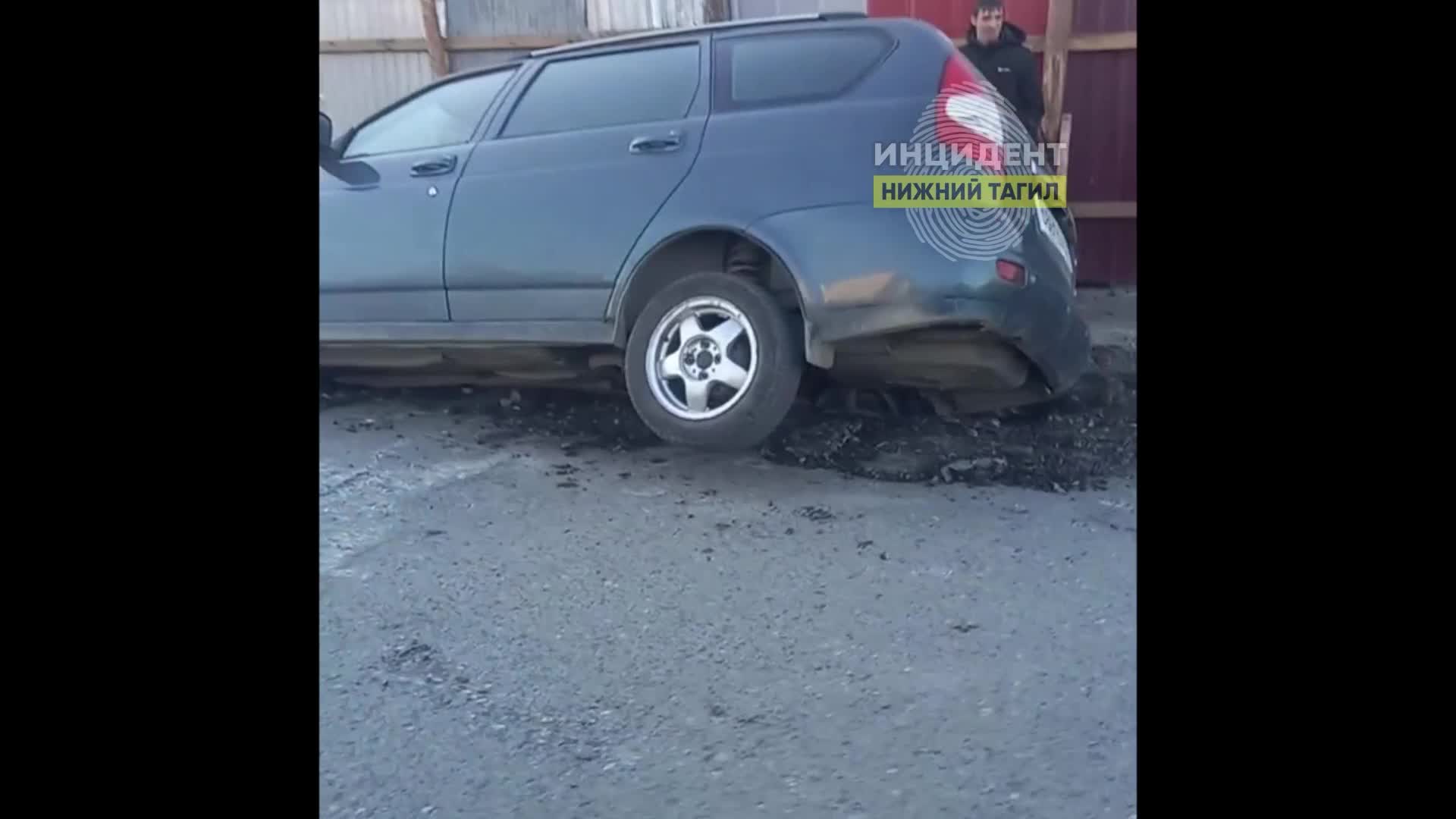 А где ограждения? В Нижнем Тагиле машина улетела в яму, вырытую для ремонта  теплотрассы: видео - 24 апреля 2022 - Е1.ру