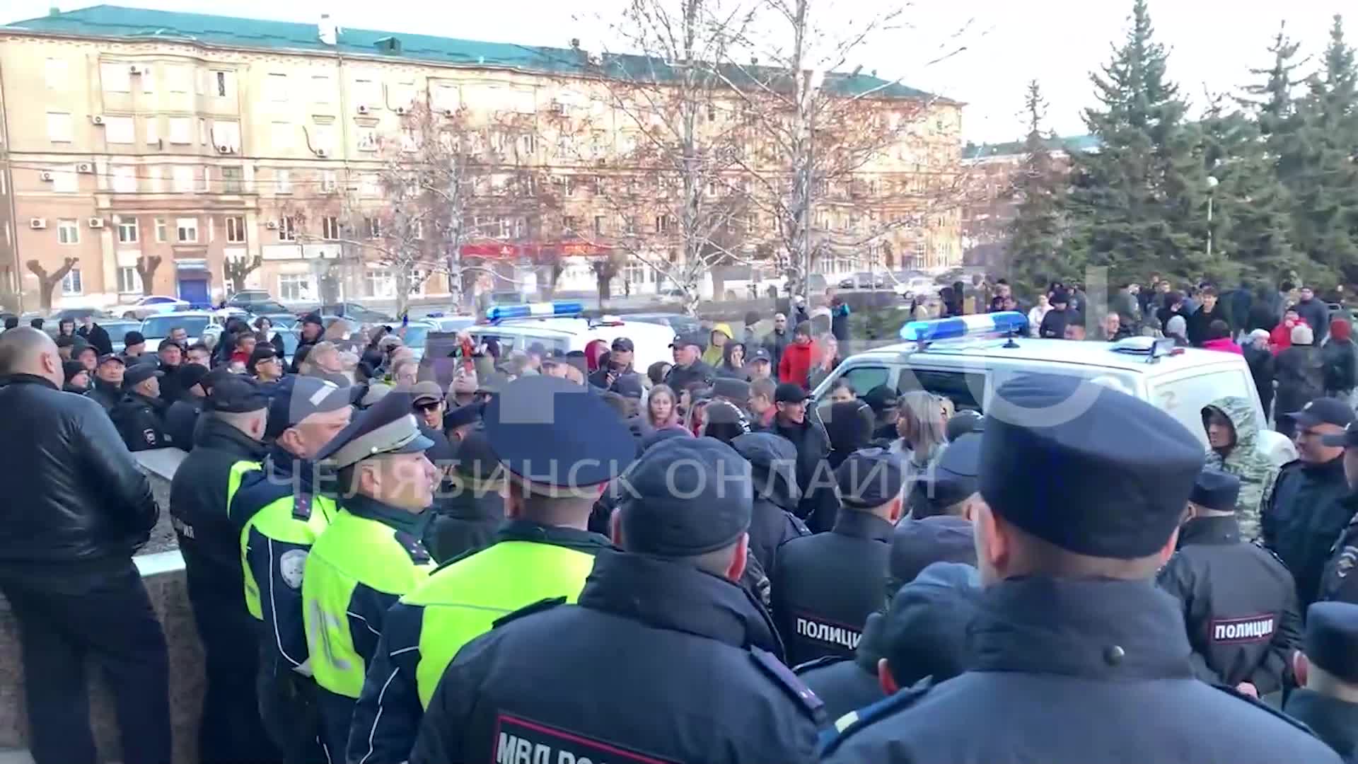 Жители затопленного Орска вышли на центральную площадь города с протестом -  8 апреля 2024 - 116.ру