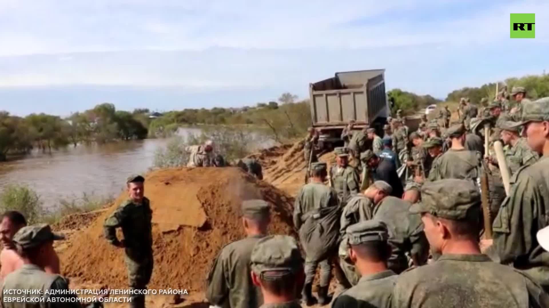 Видео с места прорыва дамбы в селе Ленинском Еврейской АО — РТ на русском