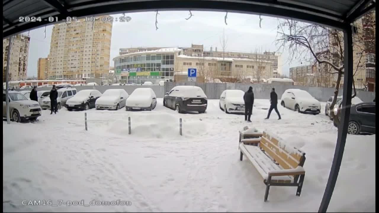 Жители Тюмени открыли стрельбу во дворе дома, пытаясь остановить иномарку –  ОСН