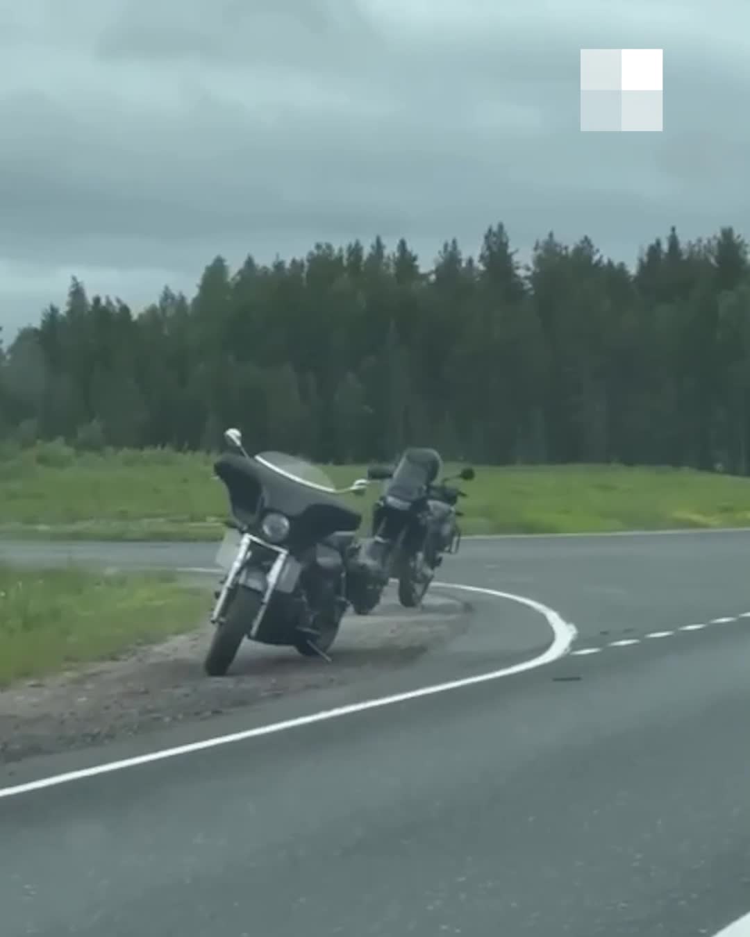 Под Архангельском на трассе М-8 перевернулся мотоцикл — видео - 24 июня  2024 - 29.ру