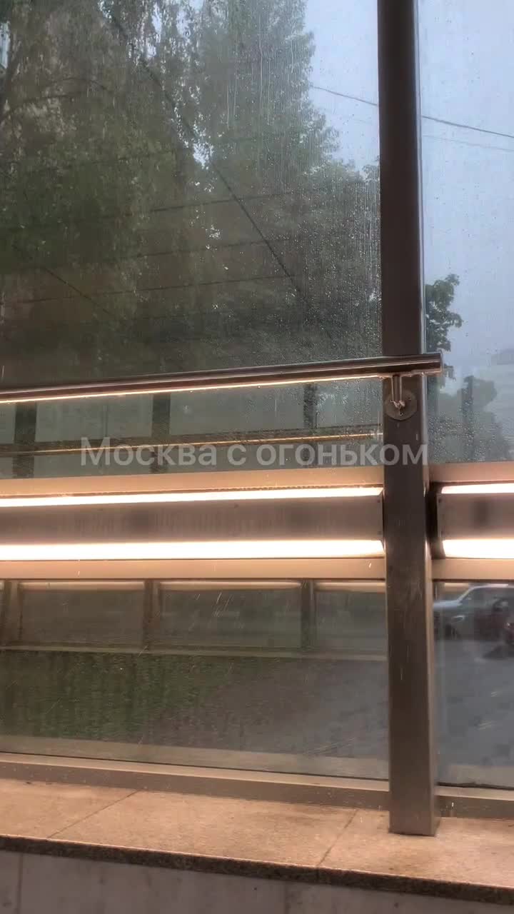 В Москве сильный дождь затопил станцию метро «Народное ополчение», вода  лилась на лестницу, по которой спускались пассажиры - 26 июля 2023 - МСК1.ру