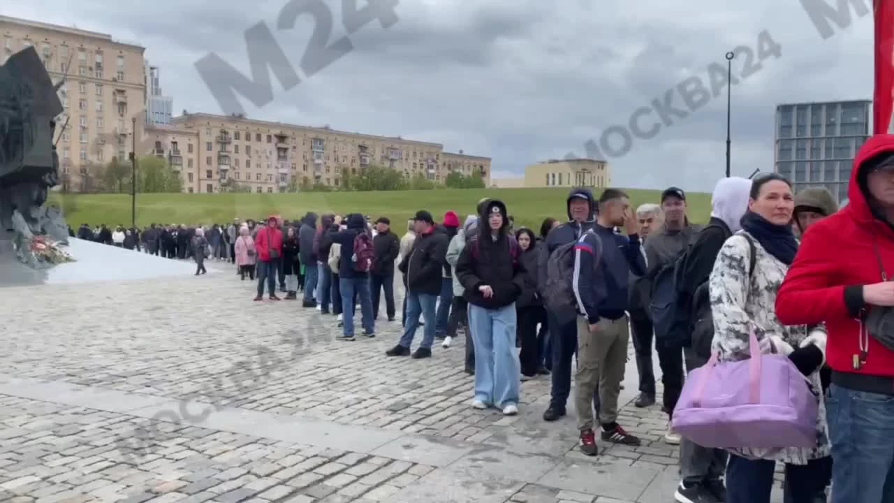 Несколько сотен москвичей выстроились в огромную очередь на Поклонной горе  к Музею Победы: выставка трофейной военной техники, техника с зоны СВО в  Парке Победы — как, где и когда работает выставка -