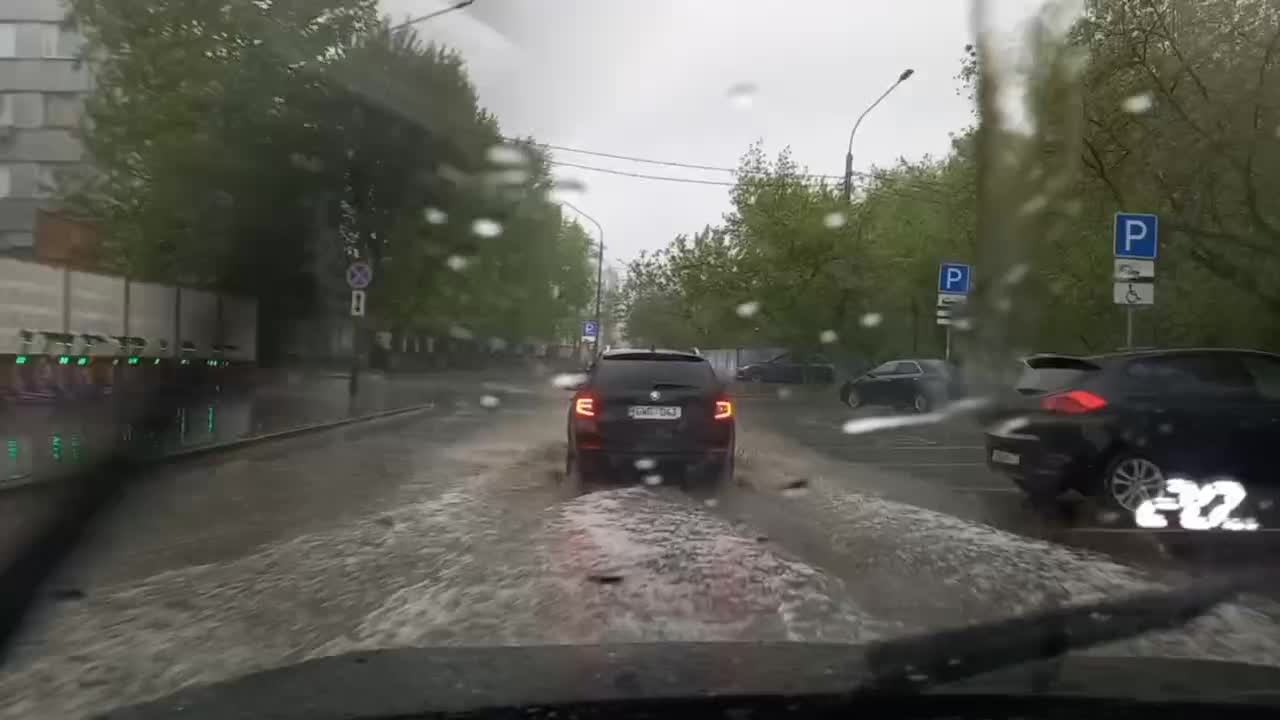 Москву и Подмосковье накрыл мощный ливень и затопило улицы: фото и видео  последствий непогоды и грозы со штормом - 27 апреля 2024 - МСК1.ру