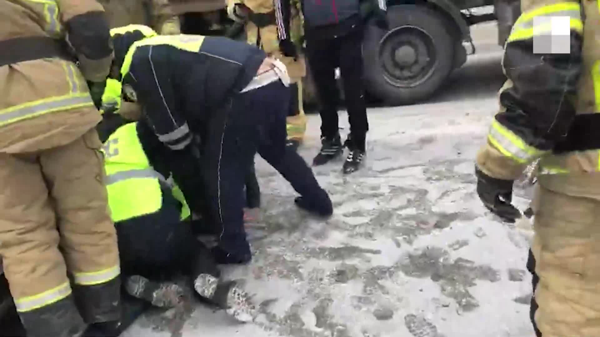 В Екатеринбурге неадекватный водитель устроил массовое ДТП и накинулся с  кулаками на инспекторов: видео - 21 февраля 2023 - Е1.ру