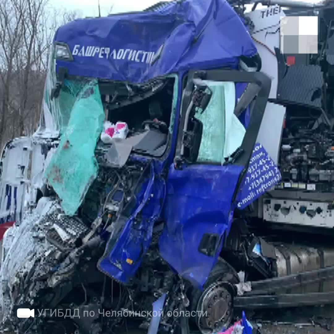 Столкновение двух фур на трассе М-5 в Ашинском районе Челябинской области  19 марта 2021 г: видео - 22 марта 2021 - 74.ру