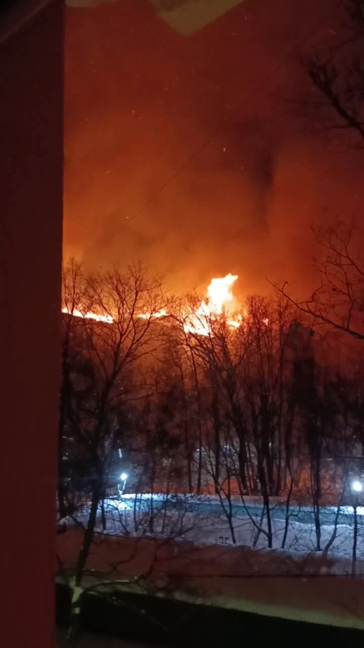 Крупный пожар на северо-западе Москвы: у метро «Аэропорт» на улице  Черняховского горит кровля 6-этажного жилого дома, фото и видео с места  происшествия, тушение «дома писателей» с помощью вертолетов - 9 февраля  2024 -