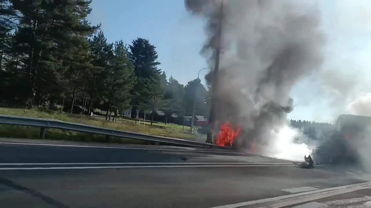 На границе с Карелией тонар врезался в стоящие легковушки, вспыхнул огонь.  В ДТП есть погибшие — Мегаполис