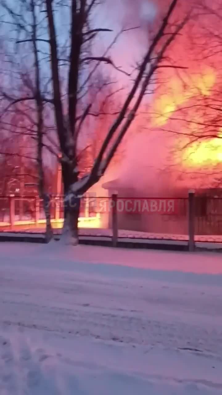 Пожар на стадионе «Каучук» на Резинотехнике в Заволжском районе Ярославля:  кто пострадал, расписание тренировок спортшколы «Медведь» - 13 декабря 2023  - 76.ru