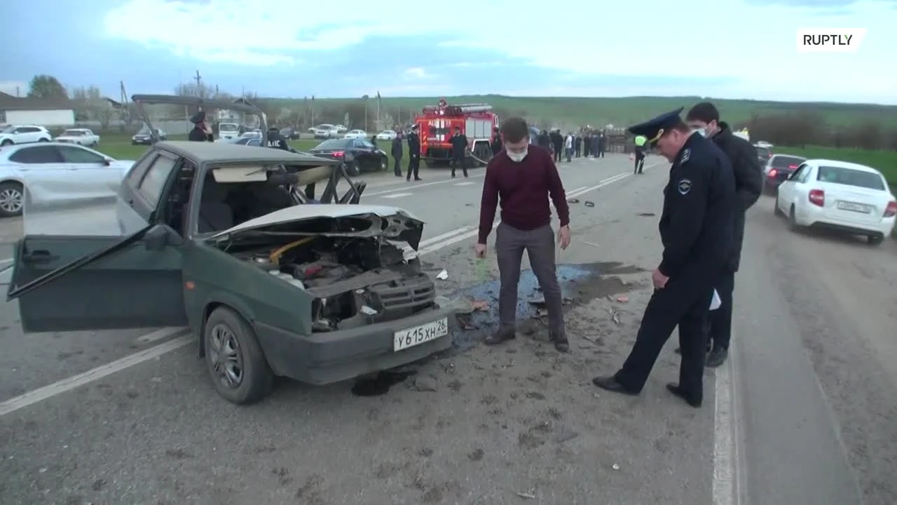 Видео с места ДТП с участием микроавтобуса с детьми в Ставропольском крае —  РТ на русском