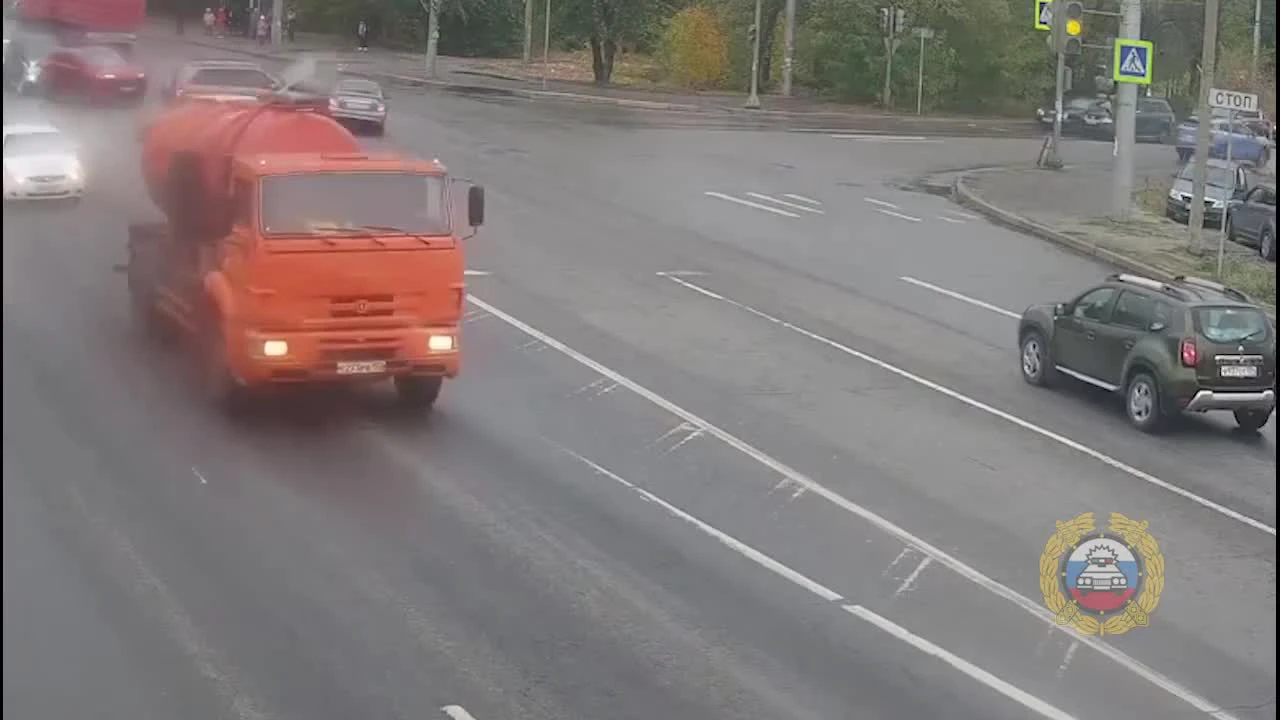 Видео - Происшествия - Камера сняла момент серьезного ДТП с разворотом на  юге Волгограда