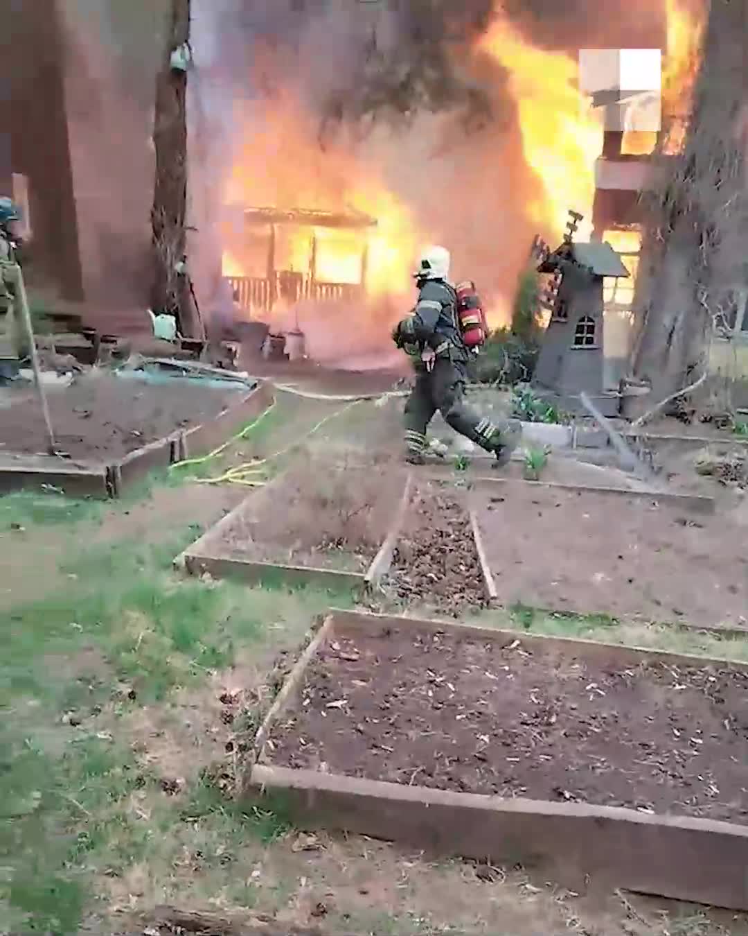 Появилось видео с пожара в Верхней Курье рядом с мужским Богоявленским  монастырем - 3 мая 2023 - 59.ру