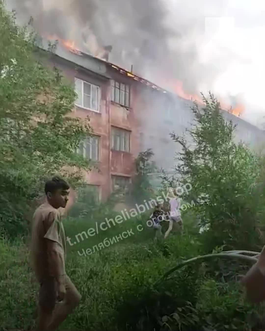 Во время пожара в трехэтажке на человека обрушилась часть кровли в  Магнитогорске - 11 июня 2023 - 74.ру