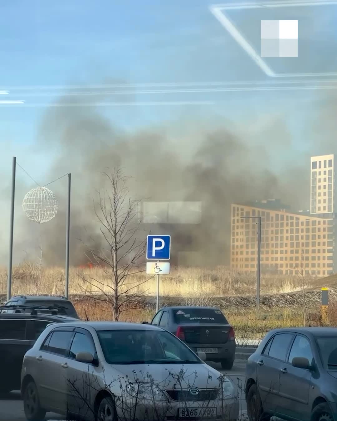 В Солнечном микрорайоне Екатеринбурга начался пожар, огонь едва не добрался  до торфяников - 31 марта 2023 - Е1.ру