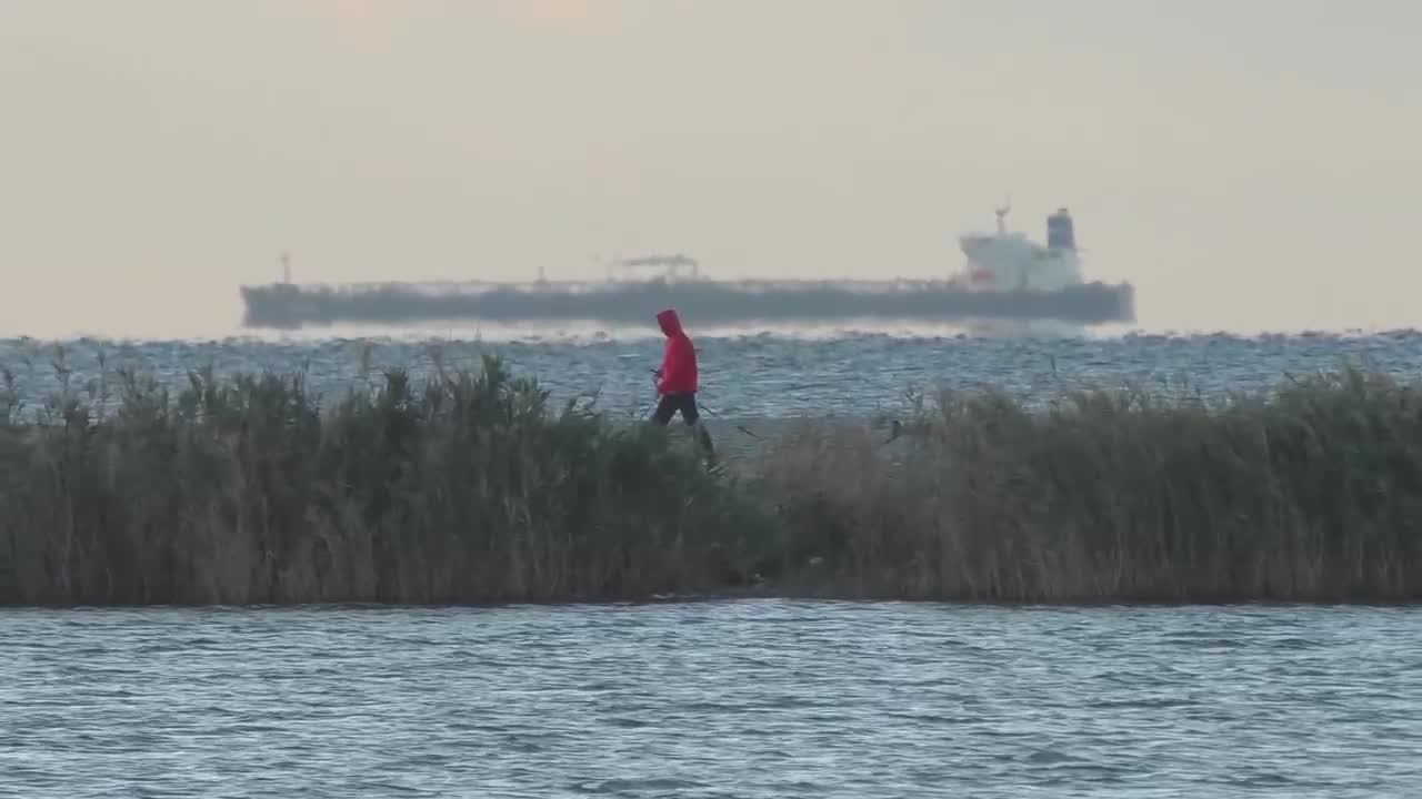 А вы видели, как летают корабли? Смотрим завораживающее видео из  Новороссийска | Вокруг Света