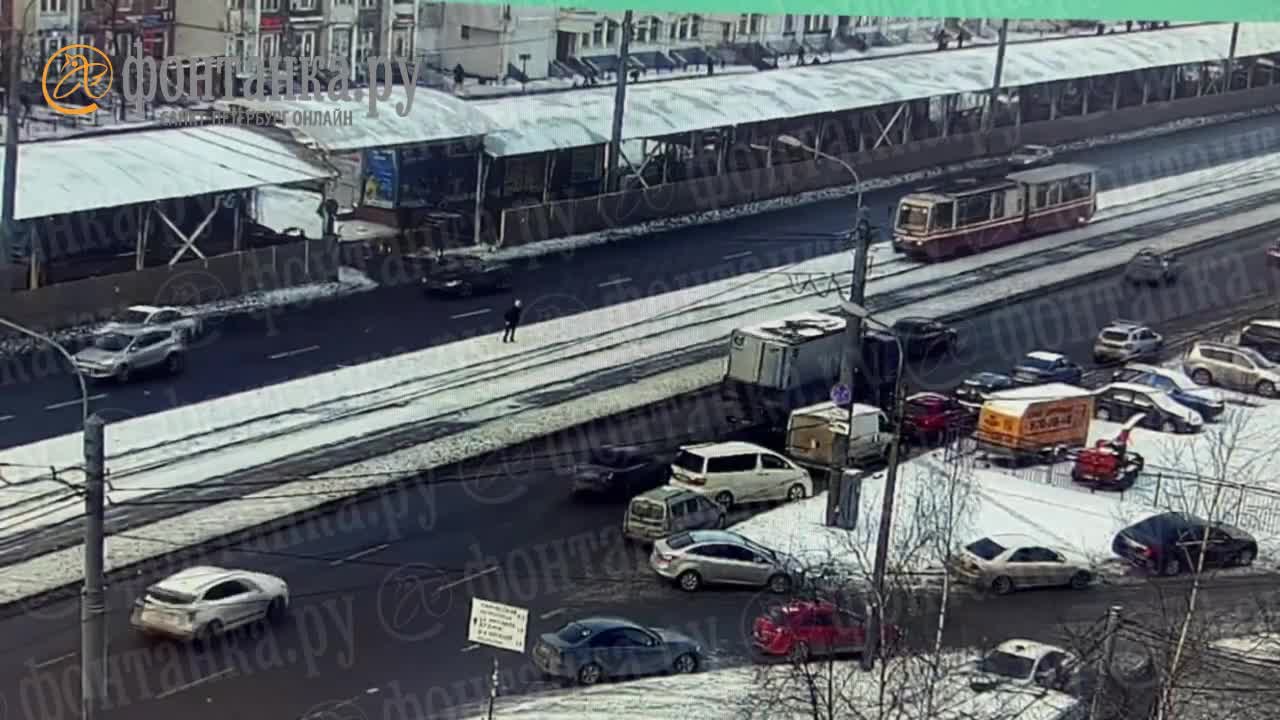 Видео ДТП с трамваем и подростком на проспекте Энгельса в Петербурге - 21  февраля 2023 - ФОНТАНКА.ру