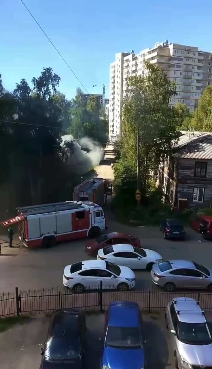 Видео, как тушили пожар в центре Архангельска на Суфтина, пожар в жилом доме  - 28 июня 2024 - 29.ру