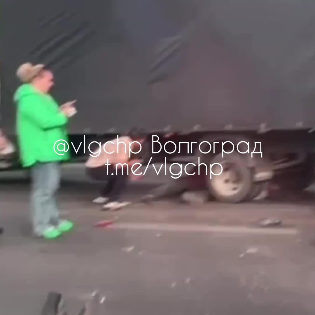 Горожане сняли на видео последствия массовой аварии в Советском районе  Волгограда - 11 мая 2024 - V1.ру