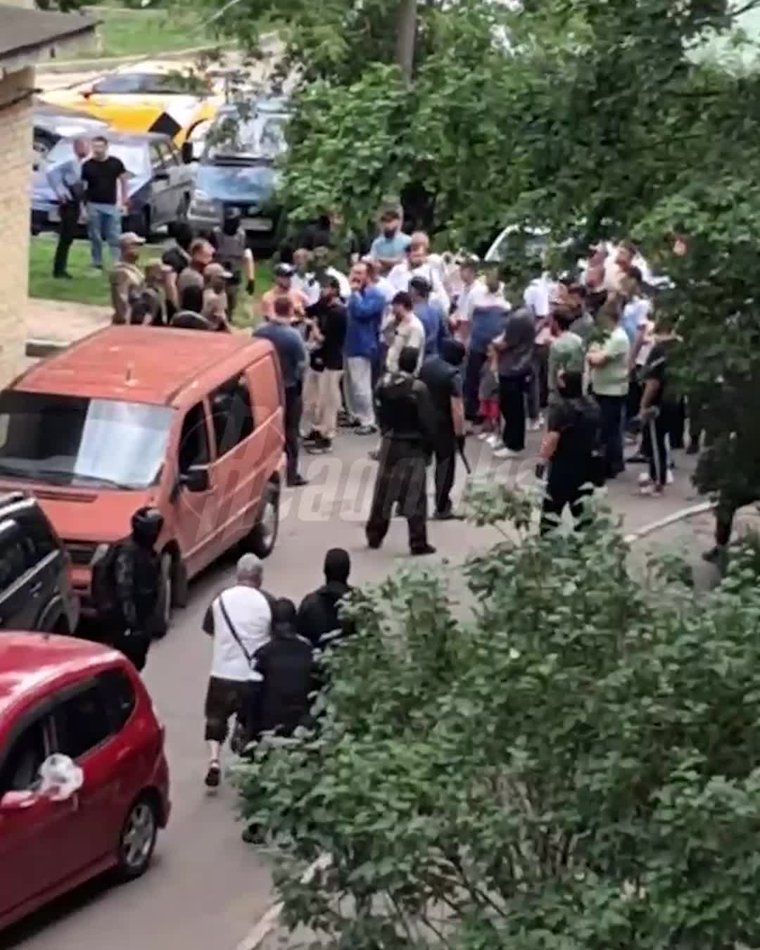 В подмосковной Балашихе силовики устроили рейд на мечеть на Первомайской  улице: видео, правоохранители проверяли документы у пришедших на пятничную  молитву - 5 июля 2024 - МСК1.ру