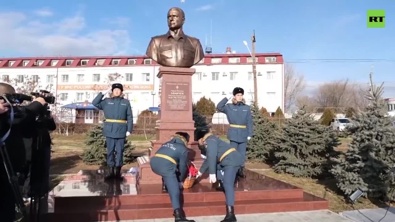 Открытие памятника-бюста Зиничеву в Элисте — видео — РТ на русском