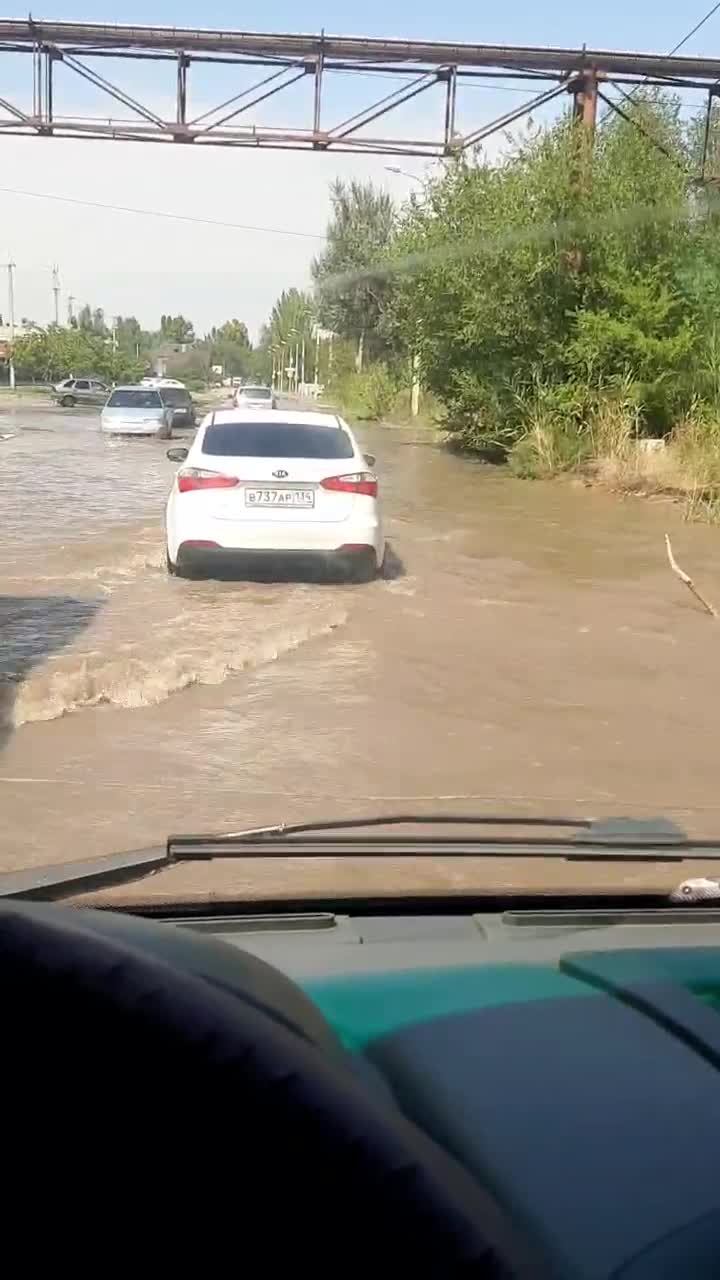 В Волгограде улица превратилась в реку из-за порыва на водоводе 19 августа  2022 г. - 19 августа 2022 - V1.ру