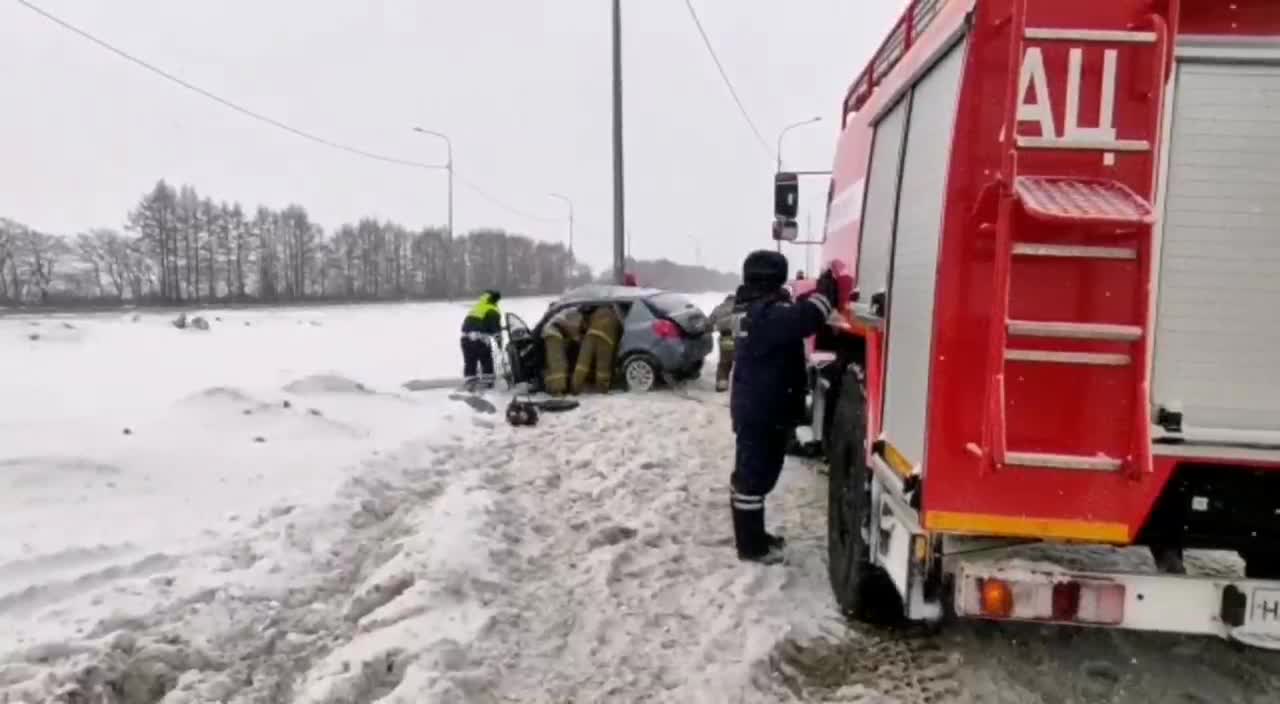 Появилось видео смертельного ДТП на Тюменском тракте, где авто врезалось в  опору ЛЭП - 23 февраля 2023 - Е1.ру