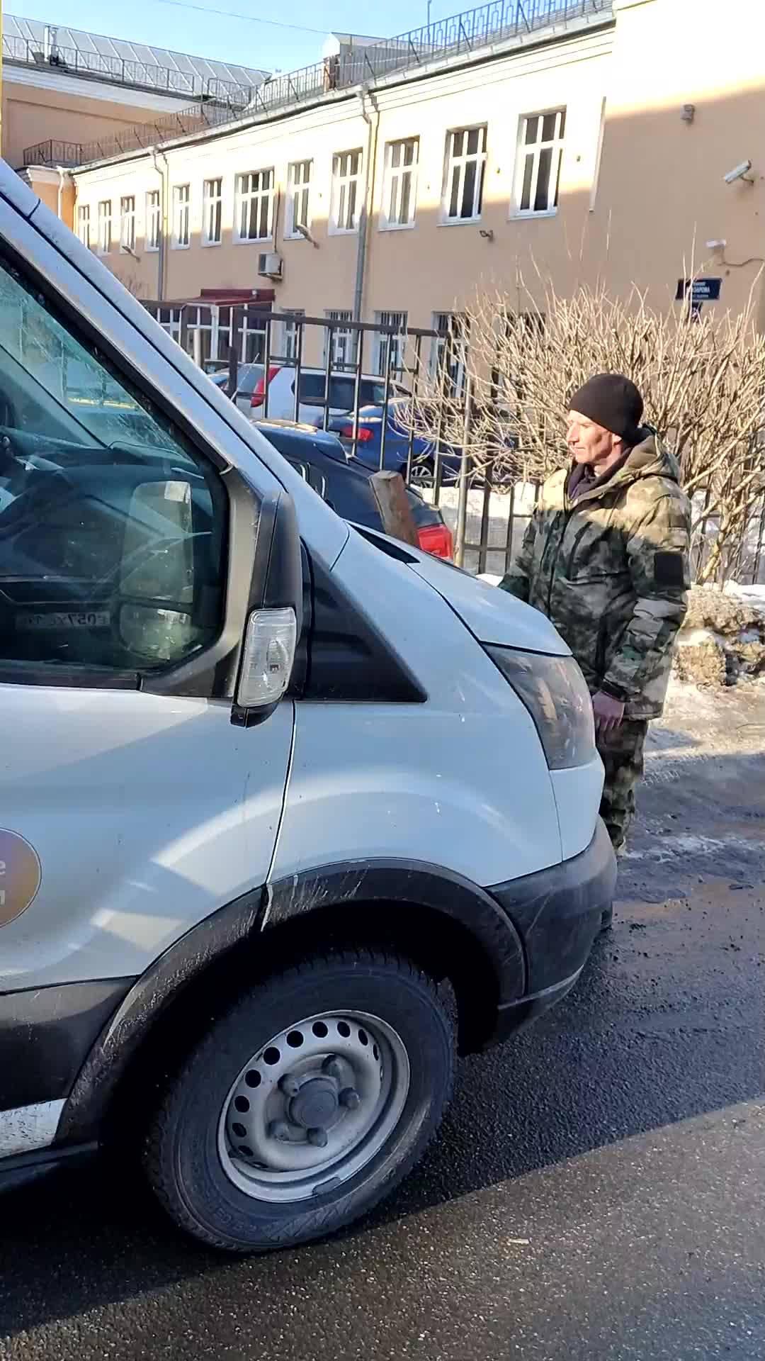 За то, что не поздоровался». Мужчина разбил доской стекло машины  «Яндекс.Маркета» на проспекте Елизарова — Мегаполис