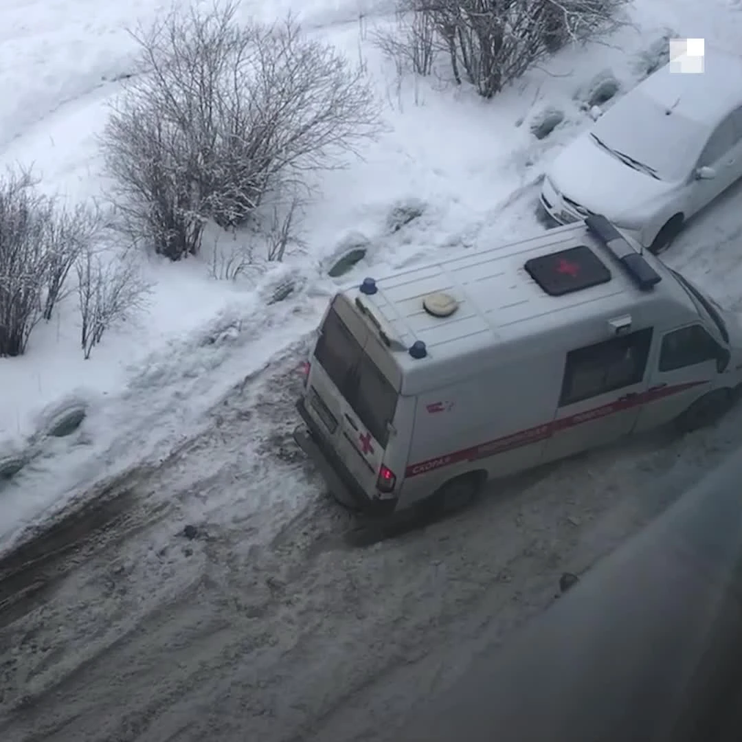 В Архангельске скорая забуксовала во дворе из-за неубранного снега - 28  января 2021 - 29.ру