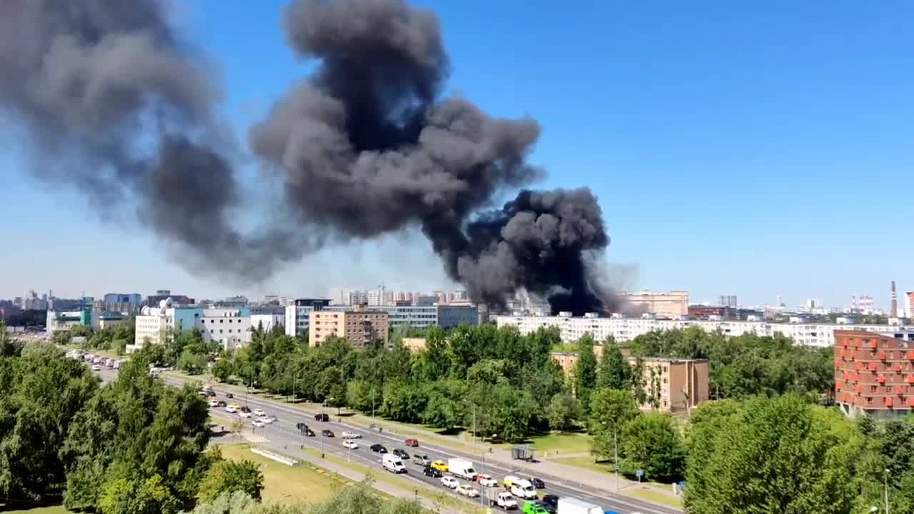 Пожар на Каширском шоссе, пожар в Москве, в Москве сгорел ангар с шинами 29  июня 2022 - 29 июня 2022 - МСК1.ру