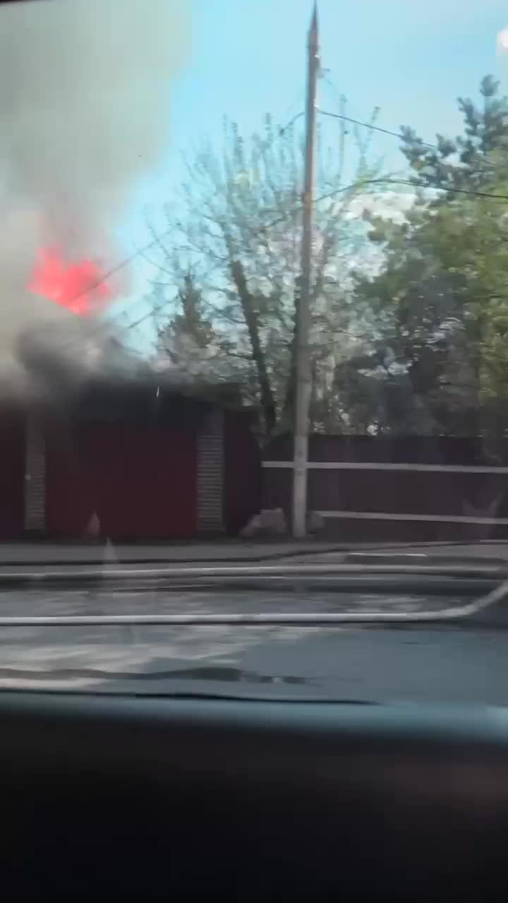 В Подмосковье крупный пожар в частном секторе: в деревне Пехорка в Люберцах  горят три дома, площадь возгорания 500 квадратных метров, спасли два  человека, что известно - 24 апреля 2023 - МСК1.ру