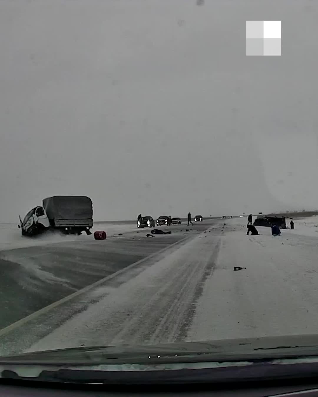 Видео с последствиями ДТП в Марьяновском районе, 8 января 2023 года - 8  января 2023 - НГС55.ру