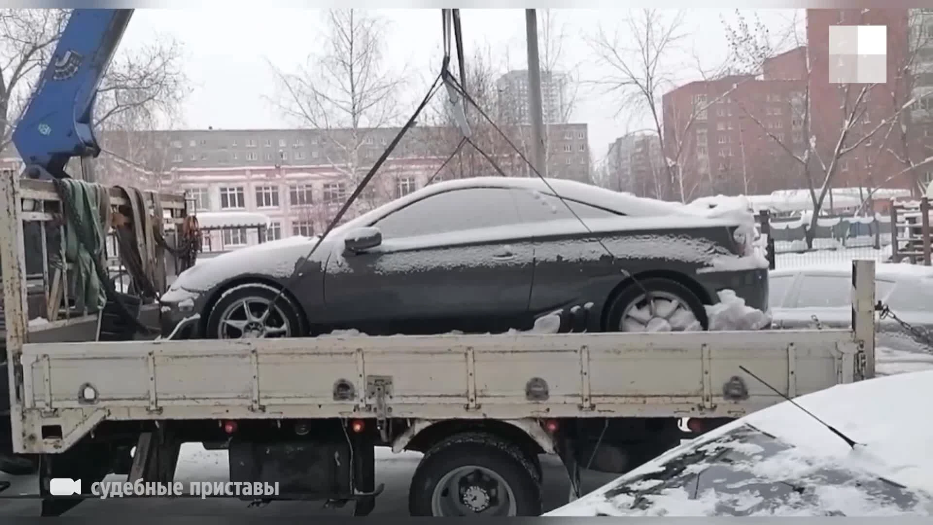 В Екатеринбурге должник спрятал Toyota Celica от приставов в сугроб, но  машину откопали - 16 января 2024 - Е1.ру