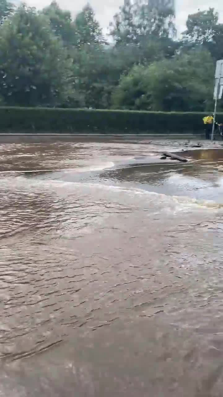 Греческий проспект ушел под воду. Водоканал возвращает его на место —  Мегаполис