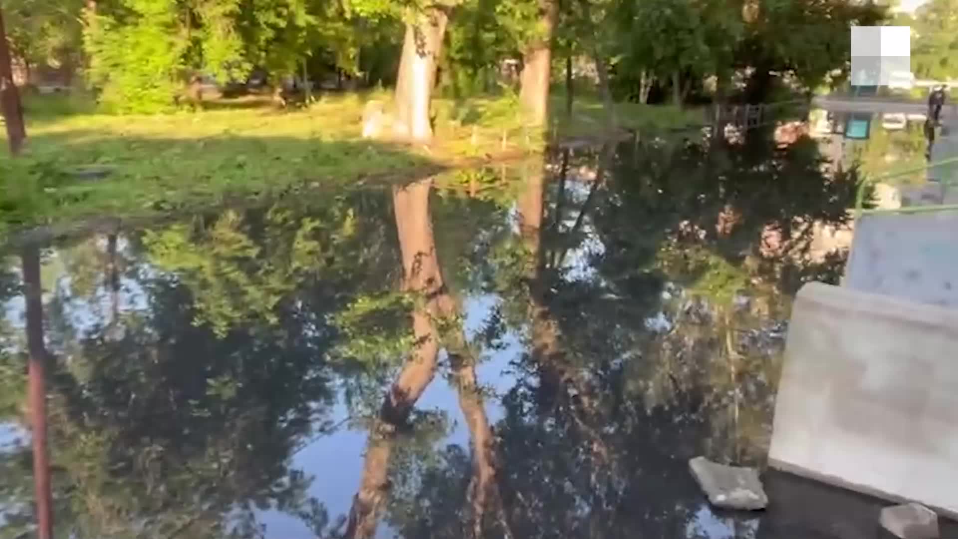 В Челябинске затопило двор, вода вторую неделю стоит около подъездов |  74.ру - новости Челябинска