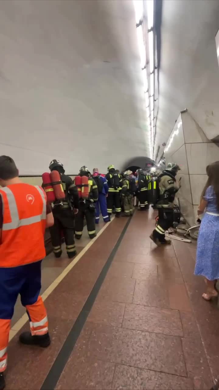 На станции метро «Лубянка» загорелась шпала на путях: фото и видео с места  ЧП в московском метрополитене на Сокольнической линии метро - 4 июля 2024 -  МСК1.ру