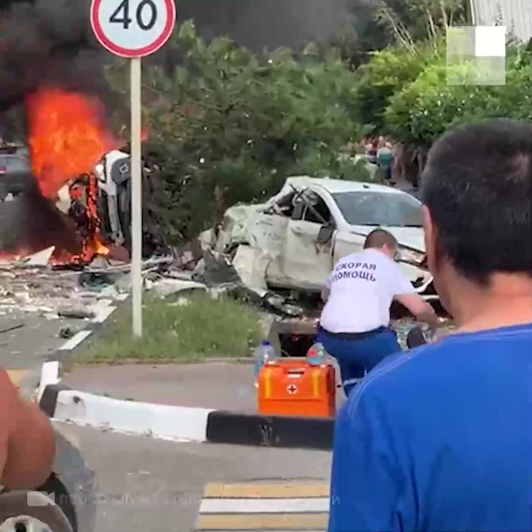 13 июля на улице Советской в Геленджике произошел взрыв — один человек  погиб и трое пострадали - 13 июля 2021 - 93.ру