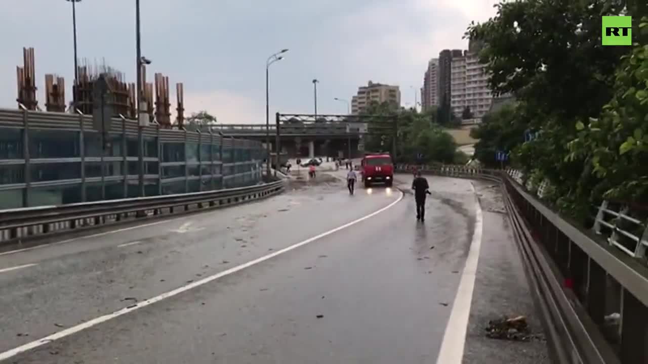 Обрушение части трассы в Сочи — видео — РТ на русском