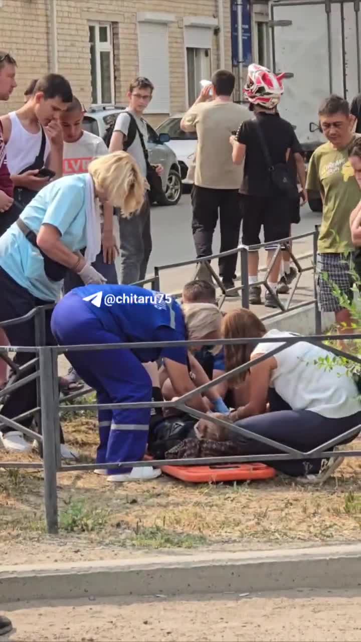 Подростки на питбайках столкнулись на КСК в Чите, один из них перелетел  через забор - 10 июля 2024 - ЧИТА.ру