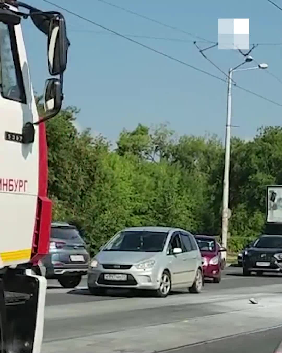 В Екатеринбурге посреди улицы Челюскинцев сгорел мотоцикл: он врезался в  бензобак машины, 26 августа 2022 г. - 26 августа 2022 - Е1.ру