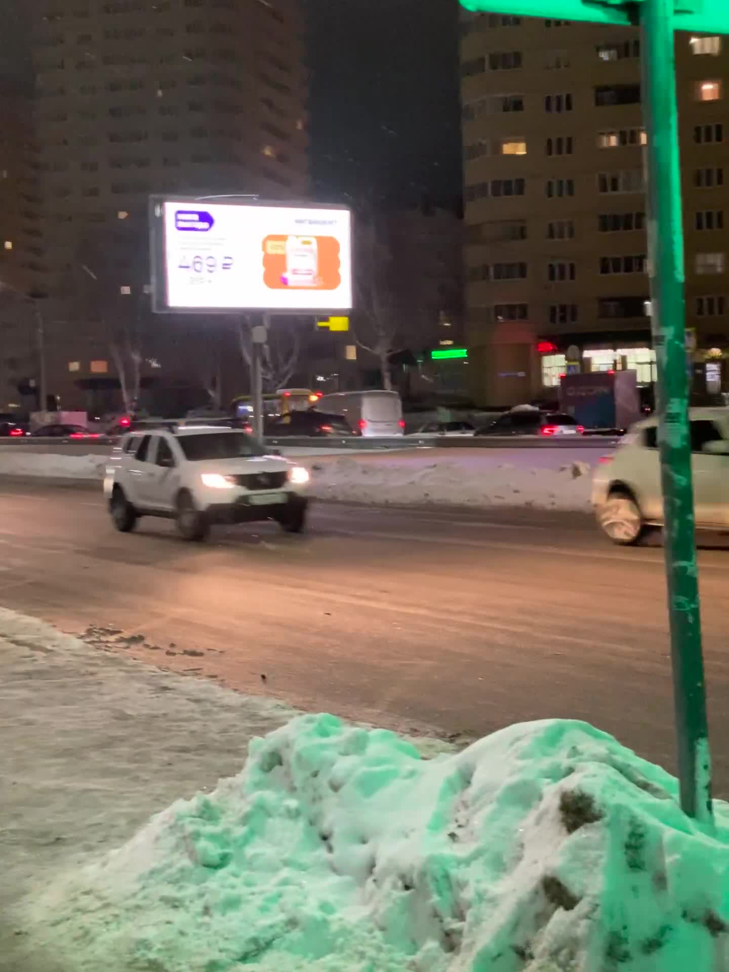 В Заволжском районе Ярославля на проспекте Машиностроителей столкнулись  четыре машины: две Лады, ВАЗ-2110 и Форд - 28 декабря 2023 - 76.ру