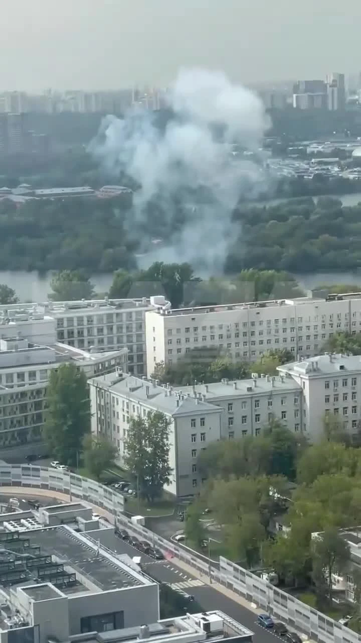 Появилось видео летящего беспилотника, который взорвался на западе Москвы:  беспилотники в Москве сегодня, взорвался БПЛА, беспилотник на Карамышевской  набережной у больницы № 67, фото и видео - 11 августа 2023 - МСК1.ру