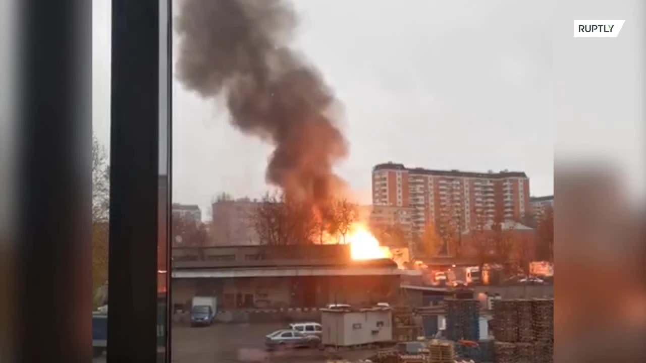 Момент мощного взрыва газового баллона при пожаре на складе в Москве —  видео — РТ на русском