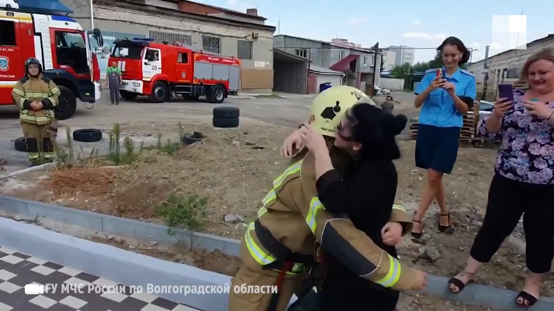 В Волгограде пожарный сделал необычное предложение руки и сердца своей  возлюбленной. Помогал ему в этом весь караул пожарной части - 25 августа  2021 - V1.ру