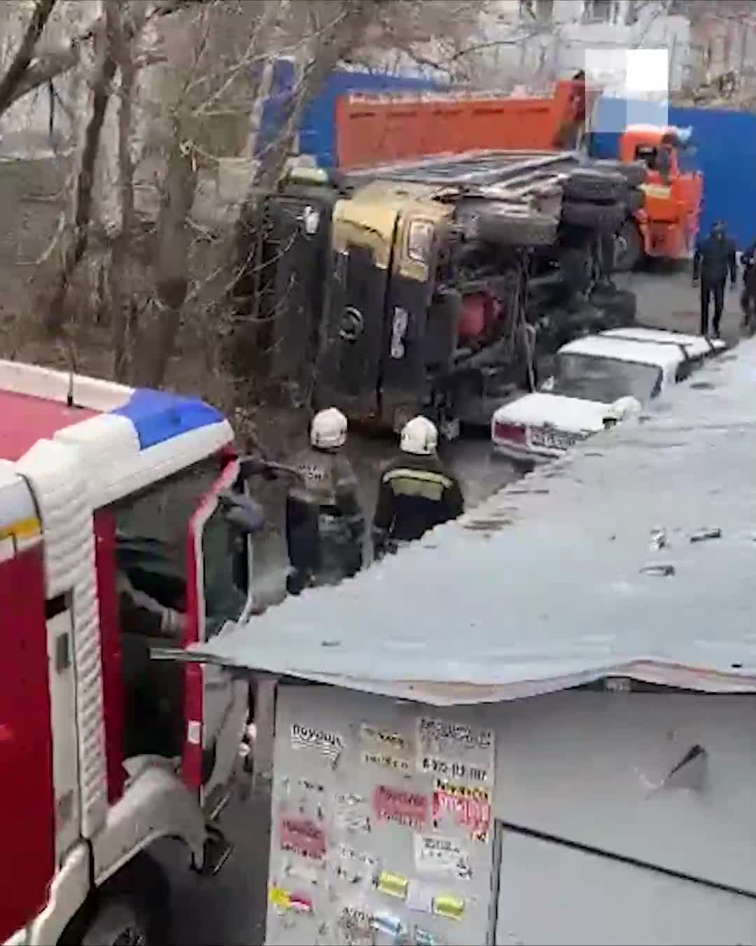 У загса в Екатеринбурге огромный большегруз раздавил асфальт: видео - 22  апреля 2023 - Е1.ру