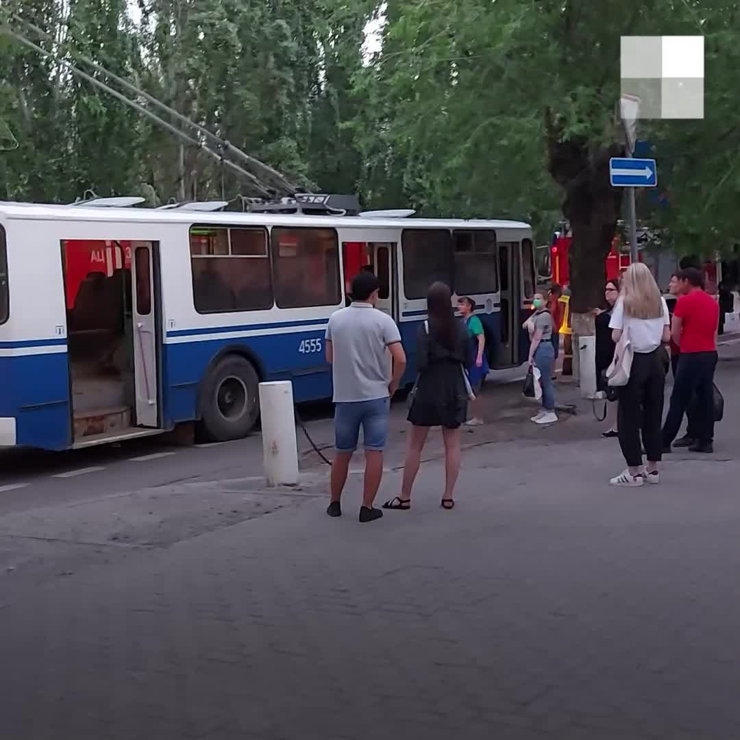 В центре Волгограда вышел из строя троллейбус. Очевидцы утверждают, что в  нем что-то взорвалось, а от оборудования на крыше повалил дым - 21 мая 2021  - V1.ру