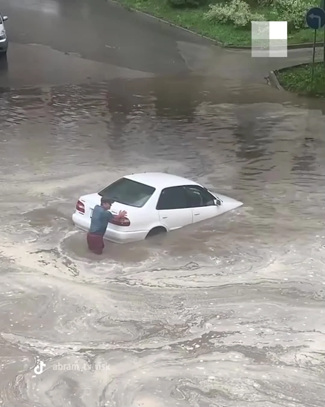 В Новосибирске водитель утопил машину в огромной луже на улице Сакко и  Ванцетти видео в ТикТоке 12 августа 2021 года - 12 августа 2021 - НГС.ру